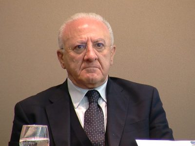 Il governatore De Luca “Stop alle irresponsabilità e tamponi a chi rientra”