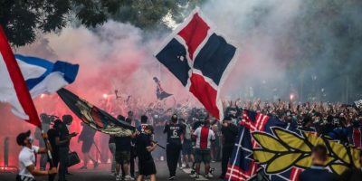 Parigi, scontri fra ultrà del PSG delusi e forz...