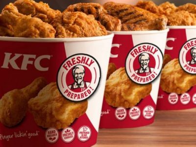 Da oggi la catena di polli in salsa Kfc cancella lo slogan “buono da leccarsi le dita”