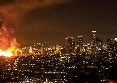Paura a Los Angeles per un grande incendio sviluppatosi nella Cherry Valley