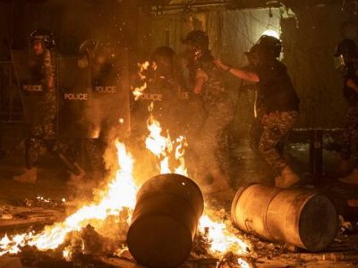 Beirut, proteste contro il governo: lacrimogeni contro i manifestanti