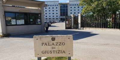 Bimbo di 21 mesi morto con lesioni sul corpo, f...