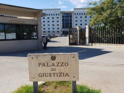 Bimbo di 21 mesi morto con lesioni sul corpo, fermata la madre e il convivente