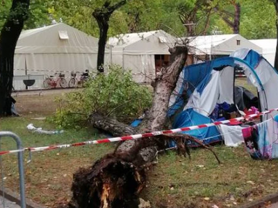 Albero cade su tenda di una famiglia in camping, morte due bimbe di 3 e 14 anni