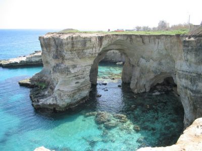 Cade su uno scoglio sottostante da dieci metri, fratture e contusioni