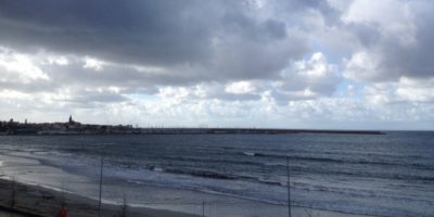 Un intenso ciclone sta imperversando le coste m...