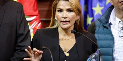 Bolivia, la presidente ad interim Jeanine Áñez ...