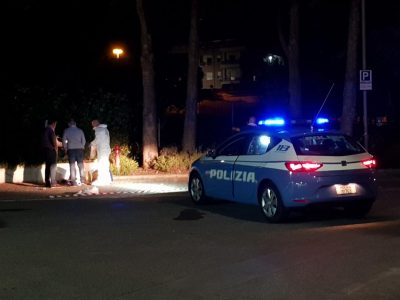 Neonato trovato cadavere in un aiuola a bordo strada, fermati i genitori