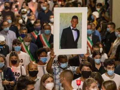 I funerali di Willy, centinaia di ragazzi sulle magliette bianche il saluto “Ciao Willy”