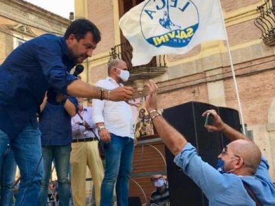 A Lucera è stato donato un nuovo rosario a Matteo Salvini