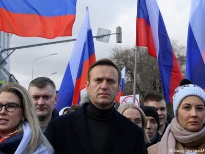 Migliorano le condizioni di Navalny, l’oppositore è uscito dal coma indotto
