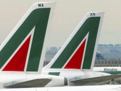 Il governo annuncia lo smarcamento, parziale, da Alitalia