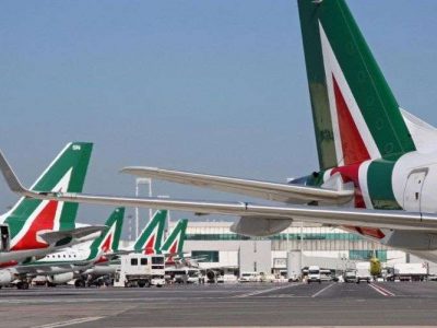 Mascherine in aereo e negli aeroporti: in  Ue stop all’obbligo dal 16 maggio