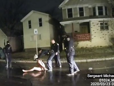 Usa, nuovo video shock: afroamericano arrestato e incappucciato muore asfissiato