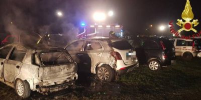Sette automobili in fiamme alla Festa dell̵...