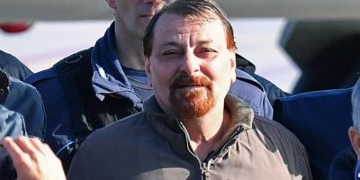 L’ex terrorista rosso Cesare Battisti ann...