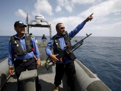 Ai militari libici non sfuggono i pescatori italiani, ma le Ong navigano libere