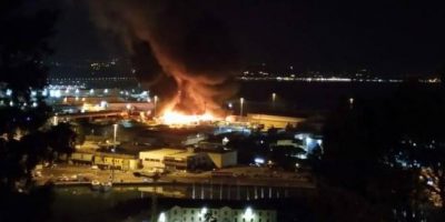 Vasto incendio nel porto di Ancona, le fiamme s...