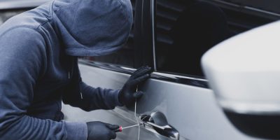 Allarme furti: rubano le chiavi di casa in auto...