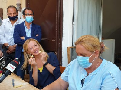 Giorgia Meloni all’opera con le orecchiette insieme alle signore di Bari vecchia