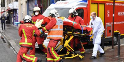 Parigi, quattro accoltellati vicino all’e...