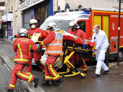 Parigi, quattro accoltellati vicino all’ex sede di Charlie Hebdo. Fermati due sospetti