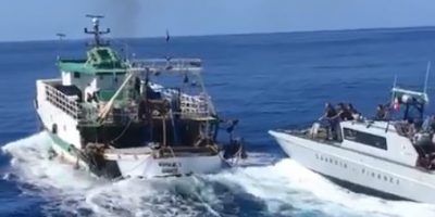 Peschereccio tunisino sperona motovedetta della...