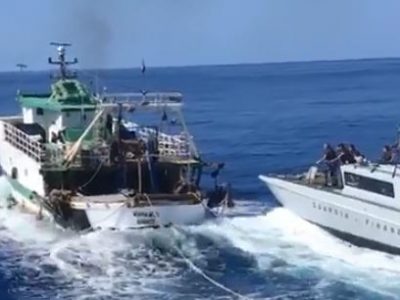 Peschereccio tunisino sperona motovedetta della Guardia di finanza: aperto il fuoco