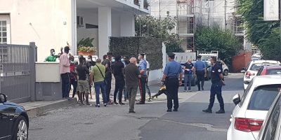 Migranti inscenano protesta nel Centro accoglie...