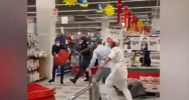|VIDEO| Crema, entrano in un supermercato senza...
