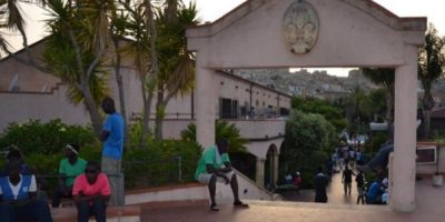 Tenta la fuga dal centro di accoglienza,viene i...