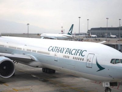 La compagnia aerea Cathay Pacific di Hong Kong ridurrà di un quarto la forza lavoro