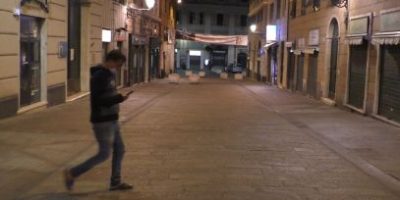 Vietato passeggiare dalle 21 alle 6 a Genova ma...