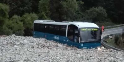Bus travolto da acqua e fango sulla strada per ...