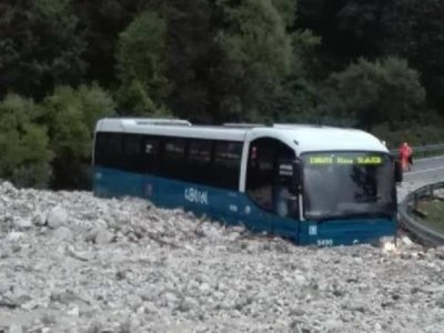 Bus travolto da acqua e fango sulla strada per Pedimonte San Germano