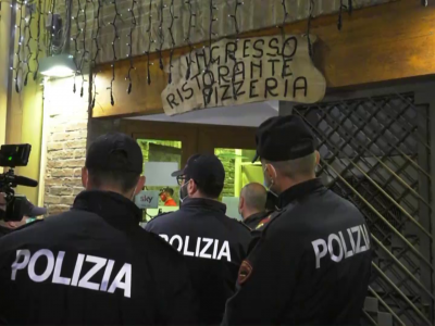 Covid, cena di protesta con 90 commensali, irrompe la polizia