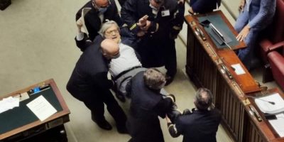 Sgarbi senza mascherina espulso dall’aula...