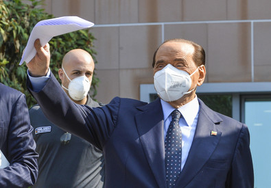 Silvio Berlusconi, atteso l’esito del secondo tampone: se negativo andrà alle nozze del figlio