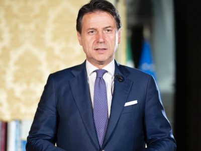 Conte: «Mascherina obbligatoria all’aperto? Ci confronteremo con le Regioni»