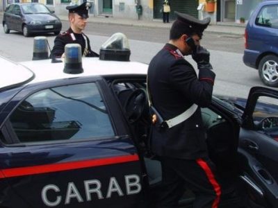 Tenta di stuprare e strangolare una donna, arrestato un 17enne