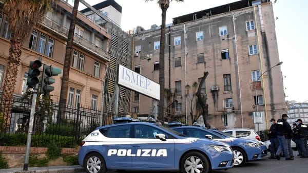 abbandona neonata in ospedale