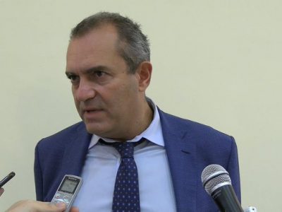 Campania, De Magistris: «Con queste ordinanze consegneremo i locali alla mafia»