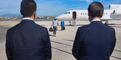 Rientrati in Italia i due ostaggi italiani libe...