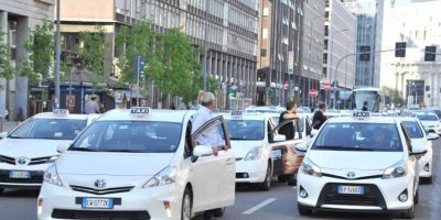 Taxisti in corteo per protestare contro le limi...