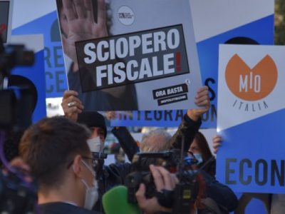 Manifestazioni contro le restrizioni, alcune irragionevoli, a Roma e Bari