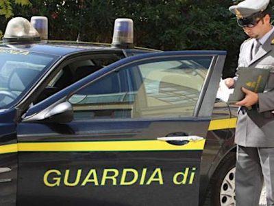 Reddito di cittadinanza ma  giravano in Porsche e Maserati