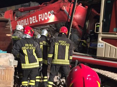 Crolla una palazzina a Napoli, era il rifugio di senza dimora e sbandati