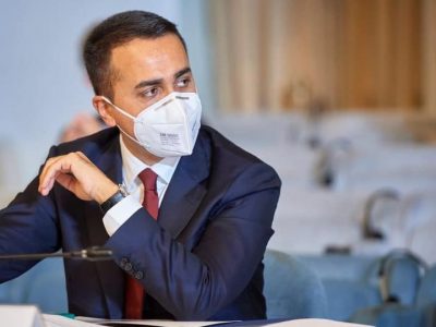 Covid, Di Maio: «Serve un segnale forte: tagliamo stipendi ai parlamentari»