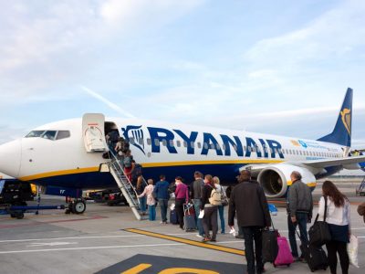 Ryanair riduce i voli invernali e chiude basi, due in Irlanda e una in Francia