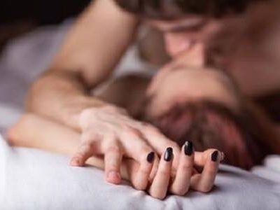 Rapporto tra sesso e Covid: il virus si può trasmettere per via sessuale?